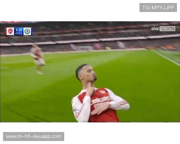 阿坎吉头球解围化解对方角球进攻险情